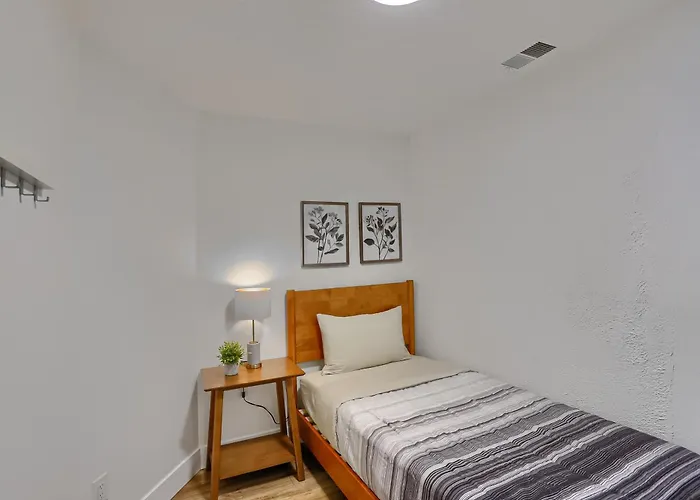 Troy Hill 2a Modern Private Bedroom With Shared Bathroom Pittsburgh