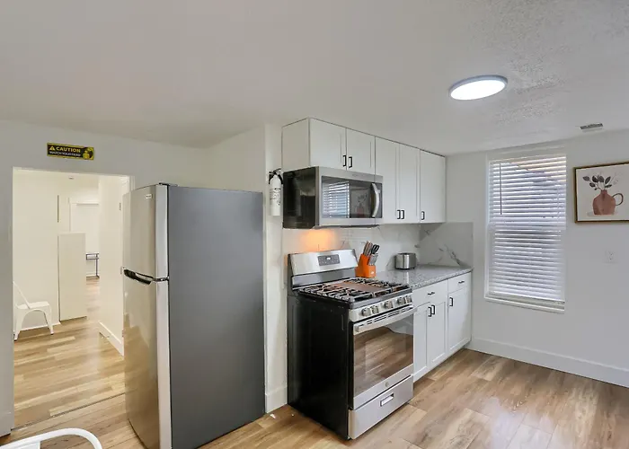 Troy Hill 2a Modern Private Bedroom With Shared Bathroom * Pittsburgh