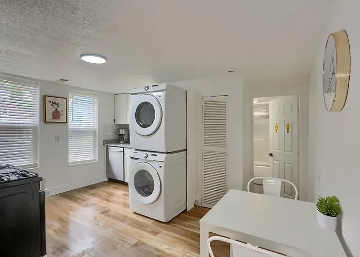 Troy Hill 2a Modern Private Bedroom With Shared Bathroom *